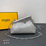 Новая сумка FENDIFirst Diamond Clip Bag, разработанная дизайнером Кимом Джонсом,