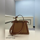 FENDI eekaboo ISeeU Сумка-кошка с контрастными швами. Знаковая модель eekabo.