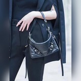Новая модель 2023 года от Givenchy *Voyou – небольшая сумка под мышку. Новейшая 