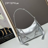 Новая модель 2023 года от Givenchy *Voyou – небольшая сумка под мышку. Новейшая 