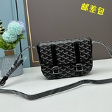 Goyard | Классическая сумка Goyard в стиле почтальона. Логотип Goyard в этом год
