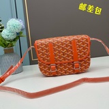 Goyard | Классическая сумка Goyard в стиле почтальона. Логотип Goyard в этом год