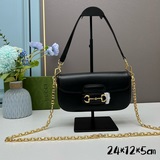 Сумка Gucci 1955 под мышкой, вдохновленная архивным дизайном, сочетает в себе ор