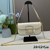 Сумка Gucci 1955 под мышкой, вдохновленная архивным дизайном, сочетает в себе ор