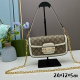 Сумка Gucci 1955 под мышкой, вдохновленная архивным дизайном, сочетает в себе ор