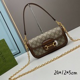 Сумка Gucci 1955 под мышкой, вдохновленная архивным дизайном, сочетает в себе ор