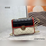 Новинка Новая сумка через плечо от Gucci. Корпус из натуральной кожи, качественн