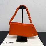 Сумка Jacquemus* New LeVague с волнистыми боковыми частями. Уникальный дизайн су
