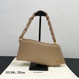 Сумка Jacquemus* New LeVague с волнистыми боковыми частями. Уникальный дизайн су
