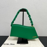 Сумка Jacquemus* New LeVague с волнистыми боковыми частями. Уникальный дизайн су
