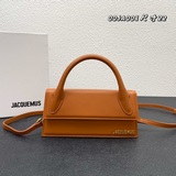 Сумка Jacquemus с красным рюшем, носящаяся через плечо, демонстрирует необычный 