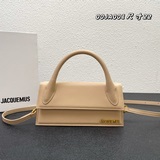 Сумка Jacquemus с красным рюшем, носящаяся через плечо, демонстрирует необычный 