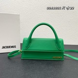 Сумка Jacquemus с красным рюшем, носящаяся через плечо, демонстрирует необычный 