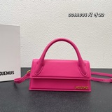 Сумка Jacquemus с красным рюшем, носящаяся через плечо, демонстрирует необычный 