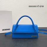 Сумка Jacquemus с красным рюшем, носящаяся через плечо, демонстрирует необычный 