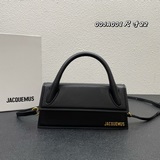 Сумка Jacquemus с красным рюшем, носящаяся через плечо, демонстрирует необычный 