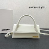 Сумка Jacquemus с красным рюшем, носящаяся через плечо, демонстрирует необычный 