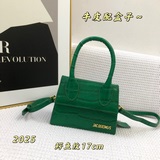 Сумка с крокодиловым узором от Jacquemus с красным чехлом, демонстрирует необычн