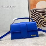 Новая сумка через плечо Jacquemus bamnino уже в продаже. Этот милый аксессуар де