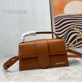 Новая сумка через плечо Jacquemus bamnino уже в продаже. Этот милый аксессуар де