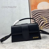 Новая сумка через плечо Jacquemus bamnino уже в продаже. Этот милый аксессуар де