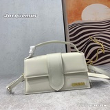 Новая сумка через плечо Jacquemus bamnino уже в продаже. Этот милый аксессуар де