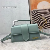 Новая сумка через плечо Jacquemus bamnino уже в продаже. Этот милый аксессуар де