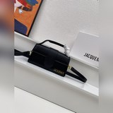 【Комплектация】 Маленькая сумка Jacquemus с откидной крышкой — структурированная 