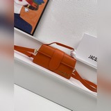 【Комплектация】 Маленькая сумка Jacquemus с откидной крышкой — структурированная 