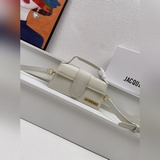 【Комплектация】 Маленькая сумка Jacquemus с откидной крышкой — структурированная 
