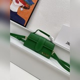 【Комплектация】 Маленькая сумка Jacquemus с откидной крышкой — структурированная 