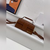 【Комплектация】 Маленькая сумка Jacquemus с откидной крышкой — структурированная 
