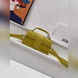 【Комплектация】 Маленькая сумка Jacquemus с откидной крышкой — структурированная 
