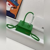 В комплекте с коробкой (размер) Жакмус, красная сумка из гладкой кожи, которую л
