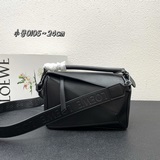 Новые цвета сумок loewepuzzle уже в продаже! Полностью черный тисненый узор выгл