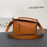 Новые цвета сумок loewepuzzle уже в продаже! Полностью черный тисненый дизайн вы