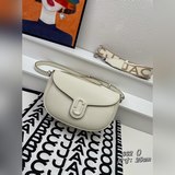 Новая серия кожаных сумок большого размера и сумок-седла MJ блестяще появилась в