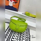 Новая серия кожаных сумок большого размера и сумок-седла MJ блестяще дебютирует 