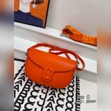 Новая серия кожаных сумок большого размера и сумок-седла MJ блестяще появилась в