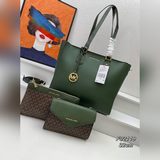 Новый комплект из трех предметов от Michael Kors. Новая сумка-мама с сумкой-малы