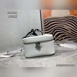 Косметичка Prada в коробке. Идеальный размер и цена. Заказала одну, это довольно