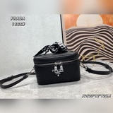 Косметичка Prada в коробке. Идеальный размер и цена. Заказала одну, это довольно