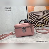 Косметичка Prada в коробке. Идеальный размер и цена. Заказала одну, это довольно