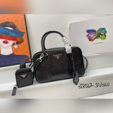 Верхний слой кожи быка 1BH520. Эта удобная сумка-тоут изготовлена из натуральной