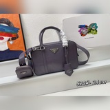 Верхний слой кожи быка 1BH520. Эта удобная сумка-тоут изготовлена из натуральной