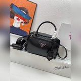 Верхний слой кожи 1BH521 с передними карманами. Эта удобная сумка-тоут изготовле
