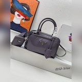 Верхний слой кожи 1BH521 с передними карманами. Эта удобная сумка-тоут изготовле