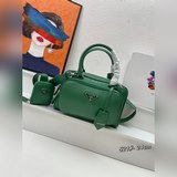 Верхний слой кожи 1BH521 с передними карманами. Эта удобная сумка-тоут изготовле