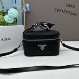 Косметичка Prada в коробке. Идеальный размер и цена. Заказала одну, это довольно