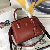 Новинка на официальном сайте, популярная во всем мире, модель Prada 2023 года. А